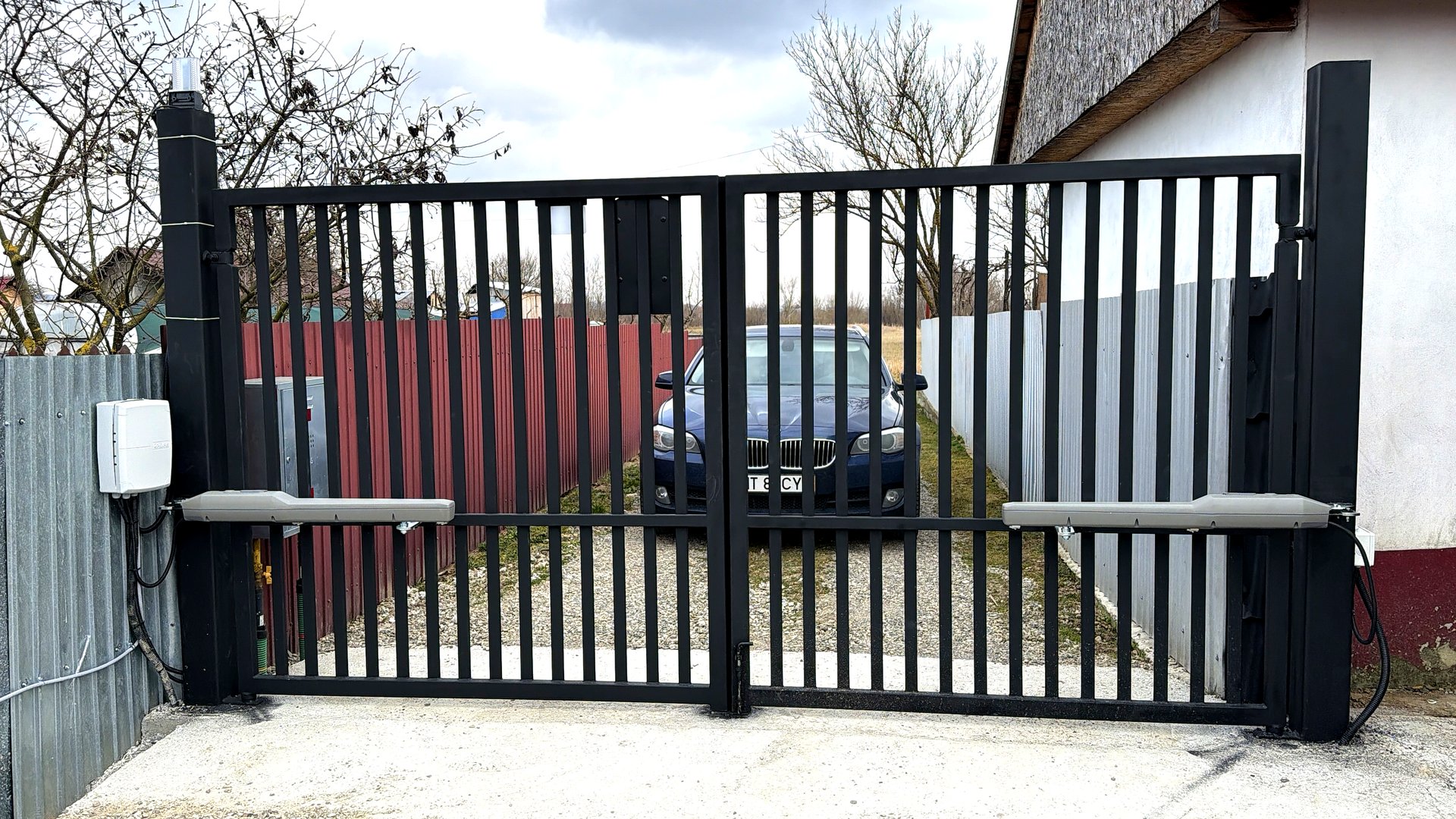 Poartă batantă automatizată instalată în județul Neamț
